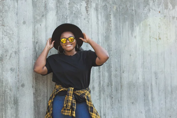 Retrato Close Jovem Menina Afro Americana Elegante Com Cabelo Encaracolado — Fotografia de Stock