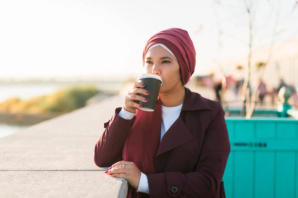 Wanita Muda Arab Cantik Dengan Jilbab Berjalan Jalan Mengetuk Smartphone — Stok Foto