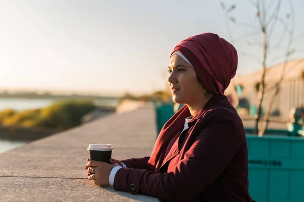 Mulher Bonita Árabe Jovem Hijab Andando Rua Tocando Smartphone Beber — Fotografia de Stock