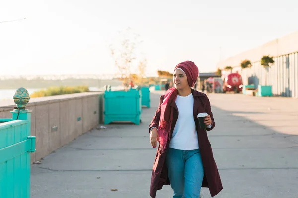 Caddede Yürüyen Tesettürlü Akıllı Telefon Dinleyen Kahve Içen Genç Güzel — Stok fotoğraf