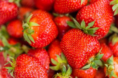 Çilekli taze organik böğürtlen makrosu. Meyve arka planı - sağlıklı vitamin gıdası
