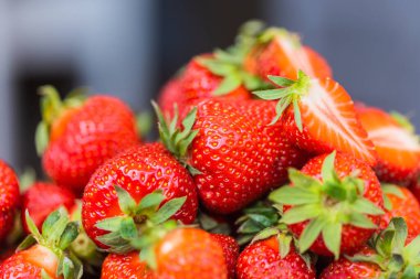 Çilekli taze organik böğürtlen makrosu. Meyve arka planı - sağlıklı vitamin gıdası