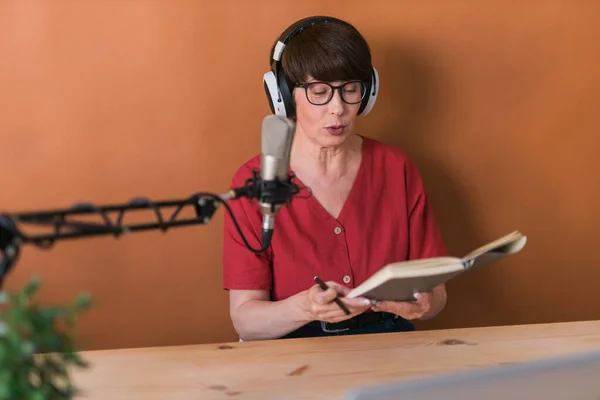 Mature Woman Making Podcast Recording Her Online Show Attractive Business — Stock Photo, Image