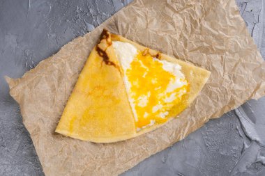 Yumurta sarısı ve peynirli krep. Fransız mutfağı.