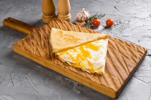 Блинчик Желтком Сыром Блины Блюдо Французской Кухни — стоковое фото