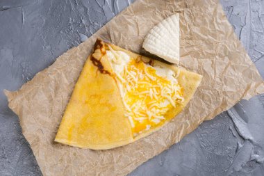 Yumurta sarısı ve peynirli krep. Fransız mutfağı.