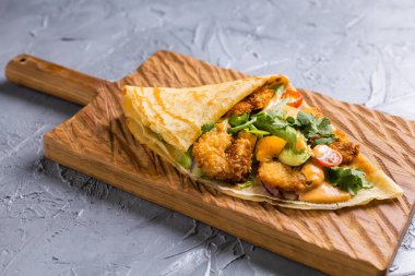 Kızarmış karides, domates ve sebzeli krep.