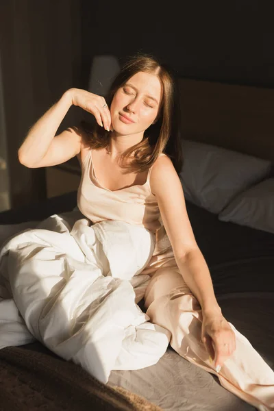 Menina Está Acordando Manhã Estende Cama Sol Brilha Janela Mulher — Fotografia de Stock