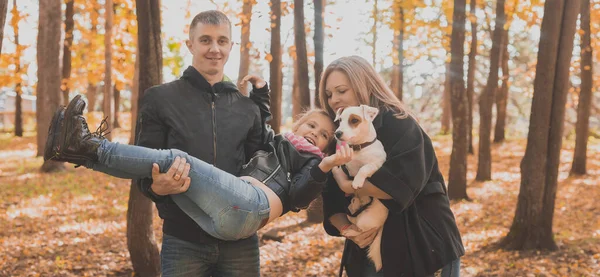 Famiglia Passa Tempo Parco Autunno Con Cane Padre Madre Figlia — Foto Stock