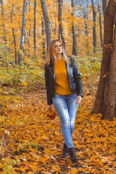 Menina Segura Folhas Caídas Caminha Parque Outono Conceito Sazonal — Fotografia de Stock