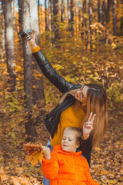 Syn Matka Robią Selfie Przed Kamerą Jesiennym Parku Koncepcja Samotnego — Zdjęcie stockowe