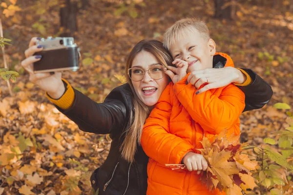 Hijo Madre Están Tomando Selfie Cámara Parque Otoño Concepto Temporada —  Fotos de Stock