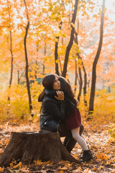 Мать Дочь Проводят Время Вместе Осеннем Желтом Парке Сезон Отец — стоковое фото