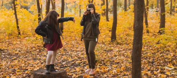 Anya Lefényképezte Karizmatikus Lányát Retro Kamerával Őszi Parkban Hobbi Szabadidő — Stock Fotó