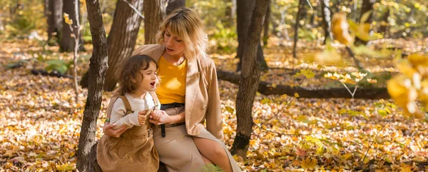 Madre Consolando Niña Llorando Concepto Paternidad —  Fotos de Stock