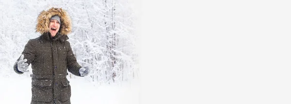 Feliz Retrato Masculino Divertido Buscando Copos Nieve Cayendo — Foto de Stock