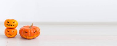 Cadılar Bayramı balkabağı kafalı Jack feneri korkunç şeytani suratlı ürkütücü tatil.