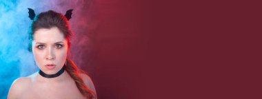 Gotik, moda, insan kavramı - karanlık arka plan üzerinde yarasa kulakları gotik kadın.
