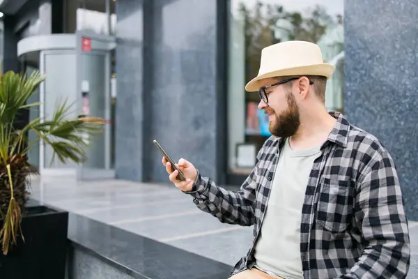 Sonriente Teléfono Inteligente Uso Turístico Masculino Durante Las Vacaciones Verano — Foto de Stock