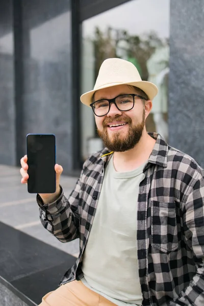 Happy Bearded Man Showing Blank Smartphone Screen Green Leaves Background — Foto de Stock
