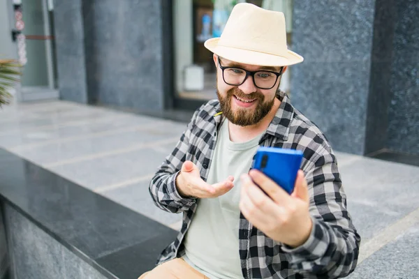 Hombre Barbudo Haciendo Videollamada Teléfono Inteligente Aire Libre Conexión Vídeo — Foto de Stock