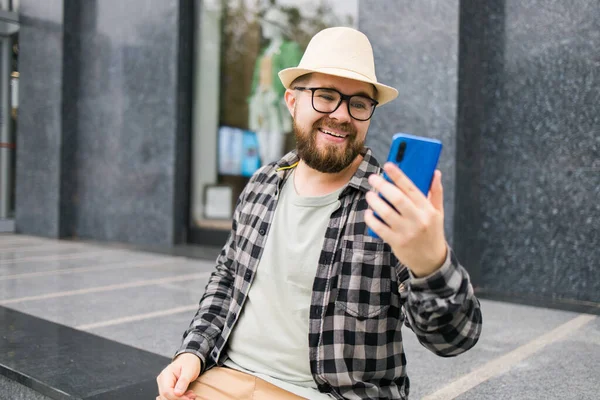 Hombre Barbudo Haciendo Videollamada Teléfono Inteligente Aire Libre Conexión Vídeo — Foto de Stock