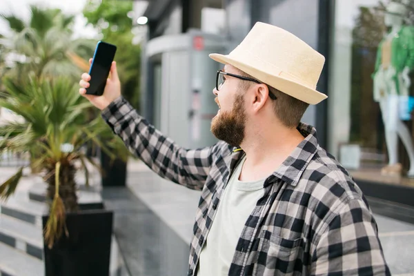 Hombre Barbudo Toma Selfie Través Paseos Por Teléfonos Inteligentes Centro — Foto de Stock