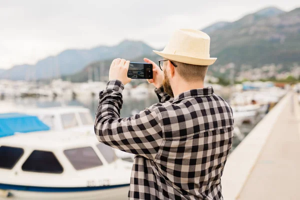 Gezgin Adam Güneşli Bir Günde Lüks Yat Fotoğrafları Çekiyor Seyahat — Stok fotoğraf