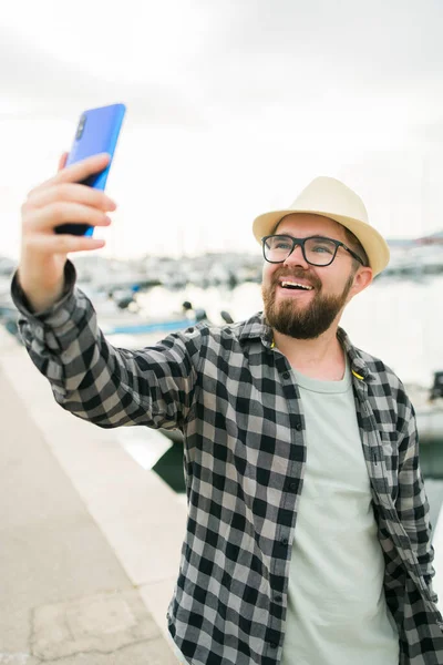 Gezgin Adam Güneşli Bir Günde Lüks Yatların Selfie Sini Çekiyor — Stok fotoğraf