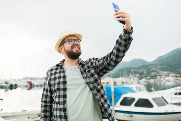 Gezgin Adam Güneşli Bir Günde Lüks Yatların Selfie Sini Çekiyor — Stok fotoğraf