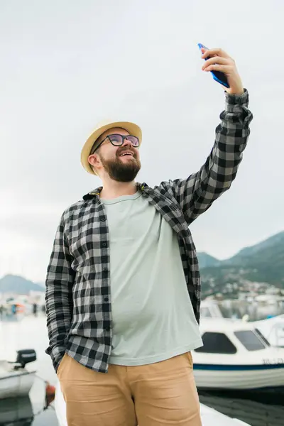 Gezgin Adam Güneşli Bir Günde Lüks Yatların Selfie Sini Çekiyor — Stok fotoğraf