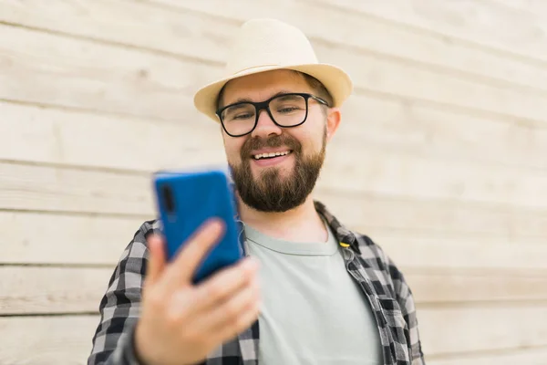 Sonriente Teléfono Inteligente Uso Turístico Masculino Durante Las Vacaciones Verano — Foto de Stock