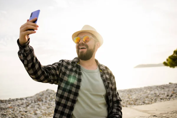 Gezgin Turist Deniz Manzaralı Akıllı Telefonuyla Tek Başına Seyahat Teknoloji — Stok fotoğraf