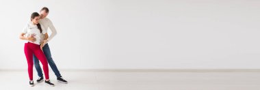 Mutlu çift sosyal dans kizomba vs bachata veya salsa ya da zouk ışık arka plan üzerinde dans.