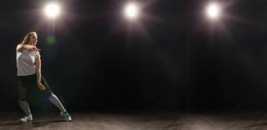 İnsanlar ve dans kavramı - genç kadın caz funk koyu arka plan üzerinde dans.