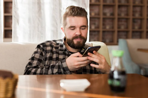 Joven Chico Hipster Buscando Noticias Las Redes Sociales Leer Través — Foto de Stock