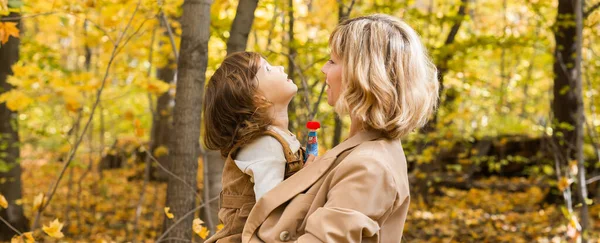 Madre Joven Con Hija Pequeña Parque Otoño Temporada Otoño Crianza —  Fotos de Stock