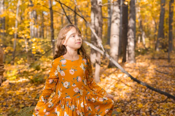 Petite Fille Avec Des Feuilles Automne Orange Dans Parc Mode — Photo