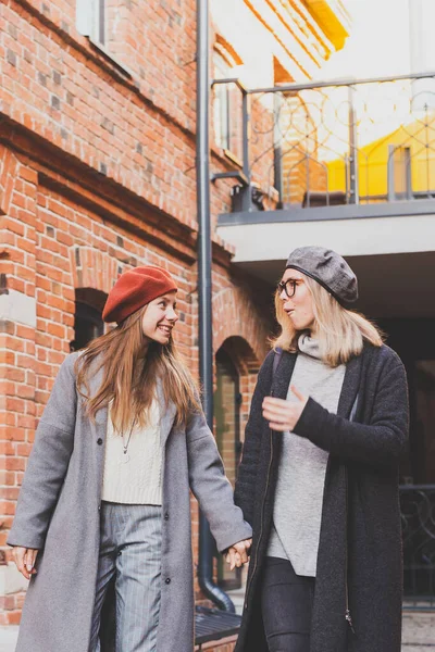 Две Девушки Идут Вместе Улице Держатся Руки Весенняя Осенняя Одежда — стоковое фото