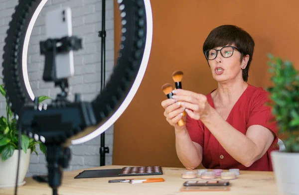Middle Aged Female Beauty Blogger Influencer Makeup Product Recording Video — Stockfoto