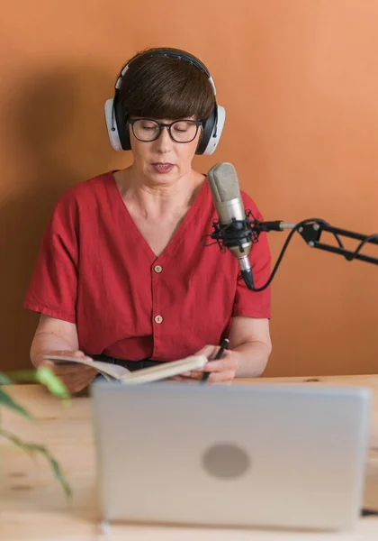 Mature Woman Making Podcast Recording Her Online Show Attractive Business — Foto Stock