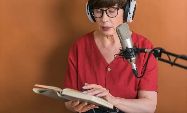 Mature Woman Making Podcast Recording Her Online Show Attractive Business — Stock Photo, Image