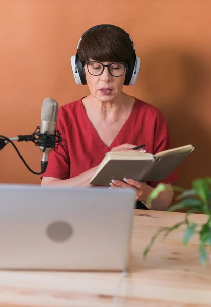 Mature Woman Making Podcast Recording Her Online Show Attractive Business — Stock Photo, Image