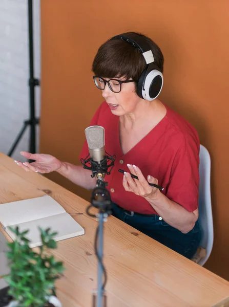 Mature Woman Making Podcast Recording Her Online Show Attractive Business — Stock Photo, Image