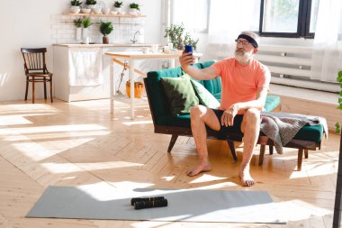 Son sınıf öğrencisi evde halterlerle spor yapıyor. Yaşlılar ve sağlık sorunları var.