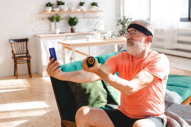 Son sınıf öğrencisi evde halterlerle spor yapıyor. Yaşlılar ve sağlık sorunları var.