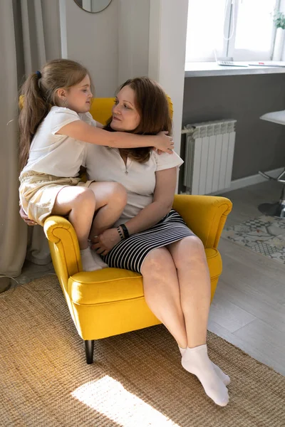 Jolie Petite Fille Saluant Mère Maison Concept Fête Des Mères — Photo
