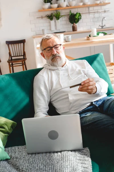 Ηλικιωμένος Που Κάνει Ηλεκτρονικές Πληρωμές Λάπτοπ Χαμογελαστός Παππούς Που Ψωνίζει — Φωτογραφία Αρχείου