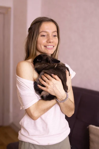 Mujer Joven Con Conejo Adorable Interior Cerca Hermosa Mascota Animal — Foto de Stock