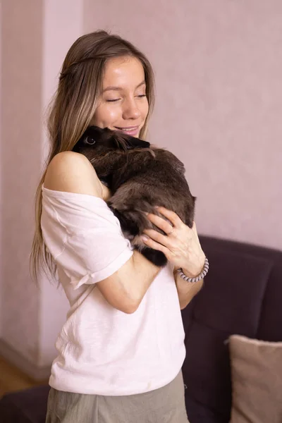 Jovem Com Coelho Adorável Dentro Casa Perto Adorável Animal Estimação — Fotografia de Stock